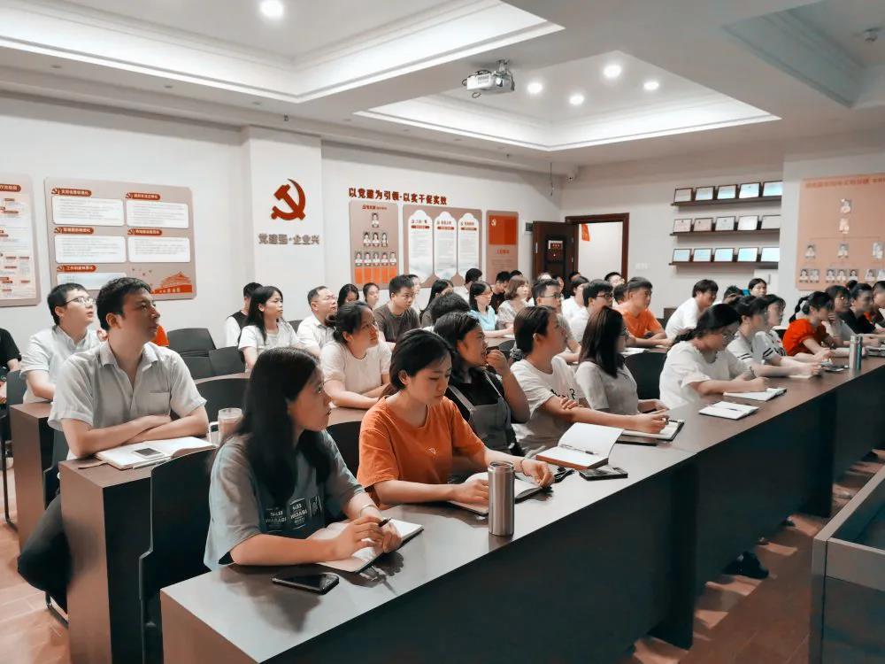 热烈庆祝建党99周年，华体会官方版网站登录入口-华体会(中国)
组织全体骨干召开“不忘初心、牢记使命”主题教育活动